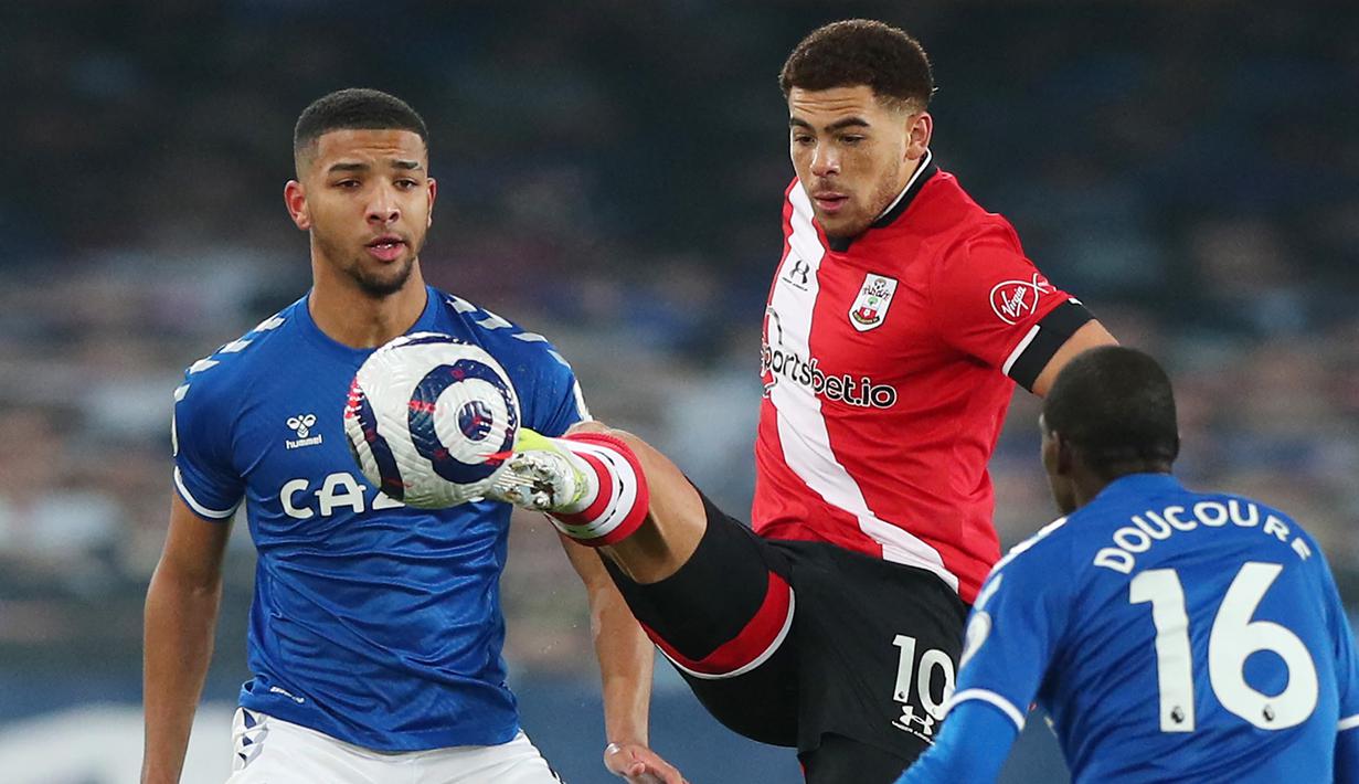 Che Adams - Striker Southampton ini mengalami cedera saat membawa Timnas Skotlandia melibas Israel dengan skor 3-2 pada laga kualifikasi Piala Dunia. Adams ditarik keluar pada menit ke-67 dan digantikan oleh Ryan Christie. (AFP/Peter Byrne/Pool)