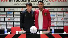 Pelatih Timnas Indonesia, Shin Tae-yong (kiri) dan pemainnya, Marselino Ferdinan berfoto bersama saat konferensi pers mengelang laga semifinal Piala AFF 2022 antara Timnas Indonesia melawan Timnas Vietnam yang berlangsung di Stadion Utama Gelora Bung Karno (SUGBK), Jakarta, Kamis (05/01/2023). (Bola.com/Bagaskara Lazuardi)