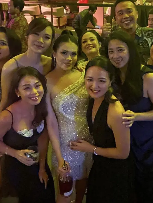 Mengimbangi tampilannya, Chen tampil dengan gaya rambut half bun tanpa poni yang tampak begitu tapi di bagian depan. [@jenicenerissa]