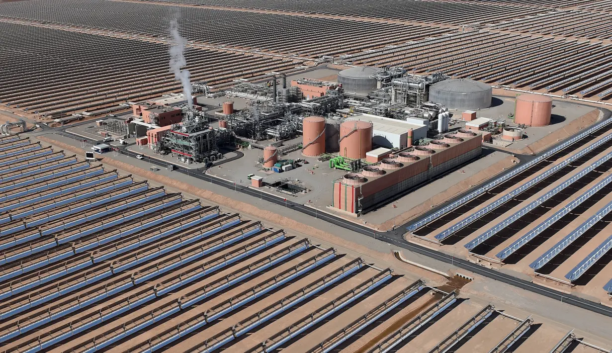 Pandangan udara terlihat hamparan cermin terpasang di area pembangkit listrik tenaga surya Noor 1, Ouarzazate, Maroko, Kamis (4/2). Noor 1 adalah bagian dari proyek pembangkit listrik tenaga surya terbesar di dunia. (AFP/FADEL SENNA)