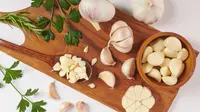 Potongan bawang putih yang berkhasiat untuk kesehatan kuku//copyright freepik/jcomp