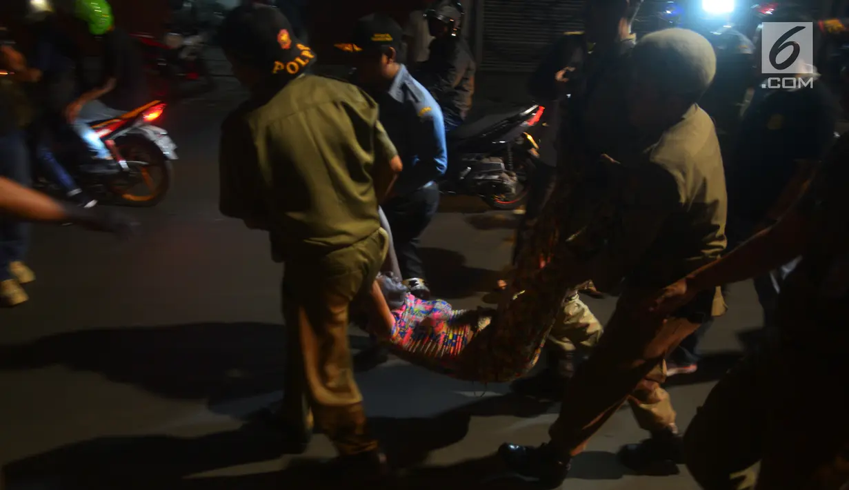 Petugas gabungan melakukan razia terhadap waria di kawasan Duren Sawit, Jakarta, Jumat (25/5). Razia tersebut digelar pada malam hari guna memudahkan penangkapan warga yang bekerja sebagai waria, pemulung hingga pengamen. (Merdeka.com/Imam Buhori)