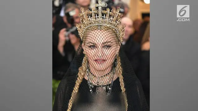 Madonna memilih mengenakan headpiece karya desainer Indonesia, Rinaldy Yunardi di Met Gala 2018.