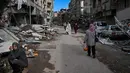 <p>Orang-orang berjalan di sepanjang jalan yang dipenuhi puing-puing saat mereka mencari kerabat di Hatay, sehari setelah gempa berkekuatan 7,8 magnitudo melanda Turki, Selasa (7/2/2023). Hingga 23 juta orang dapat terkena dampak gempa bumi besar yang telah menewaskan ribuan orang di Turki dan Suriah, WHO memperingatkan pada hari Selasa, menjanjikan bantuan jangka panjang. (BULENT KILIC / AFP)</p>