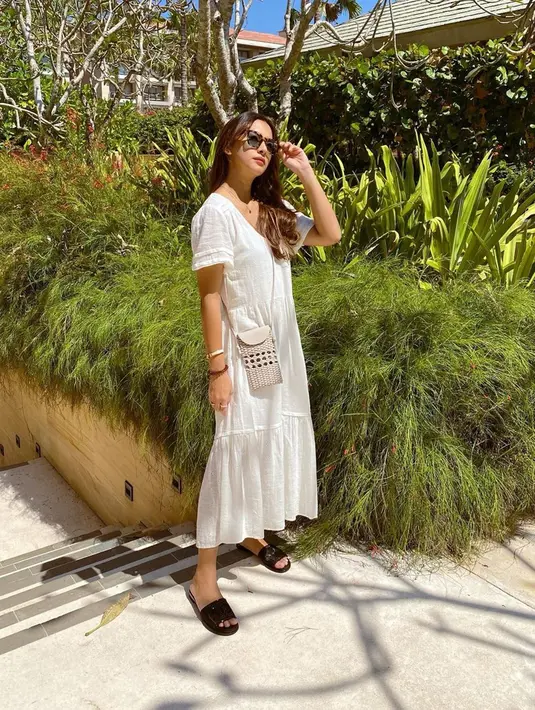 Beberapa penampilan wanita kelahiran 1991 tahun ini saat mengenakan simple dress yang diunggah pada akun Instagram pribadinya sering curi perhatian netizen. Pasalnya, meski menggunakan busana yang sederhana dan simpel ia tetap terlihat memesona. (Liputan6.com/IG/@alisiarininta22)