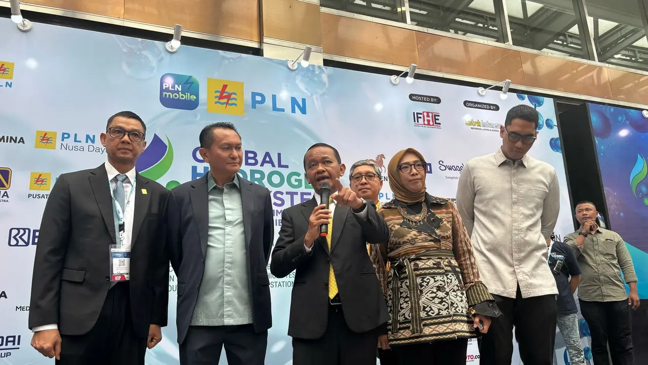 Menteri ESDM Bahlil Lahadalia saat konferensi pers dalam Opening Ceremony Global Hydrogen Ecosystem Summit & Exhibition 2025, di Jakarta, Selasa (15/4/2025). (Foto: Liputan6.com/Tira Santia)