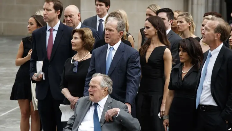 Para keluarga Bush dalam upacara pemakaman Barbara Bush di Houston Texas (21/4) (AP PHOTO via VOA)