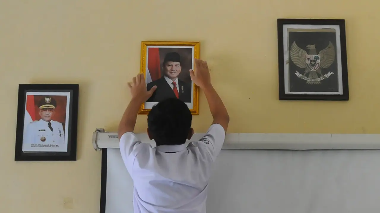Penggantian Pigura Foto Presiden di Sekolah dan Instansi