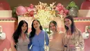 Yuki Kato tampil feminim mengenakan mini dress warna dasar hijau dengan motif bunga, dipadukan inner tanktop putih sambil membawa tas keranjang dan mengenakan flat shoes.[@chelseaislan]