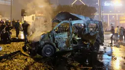 Kondisi sebuah kendaraan yang rusak akibat ledakan bom di Istanbul, Turki, Sabtu (10/12). Ledakan itu menyebabkan 29 orang tewas, dan melukai 166 orang lainnya. (Reuters/Murad Sezer)