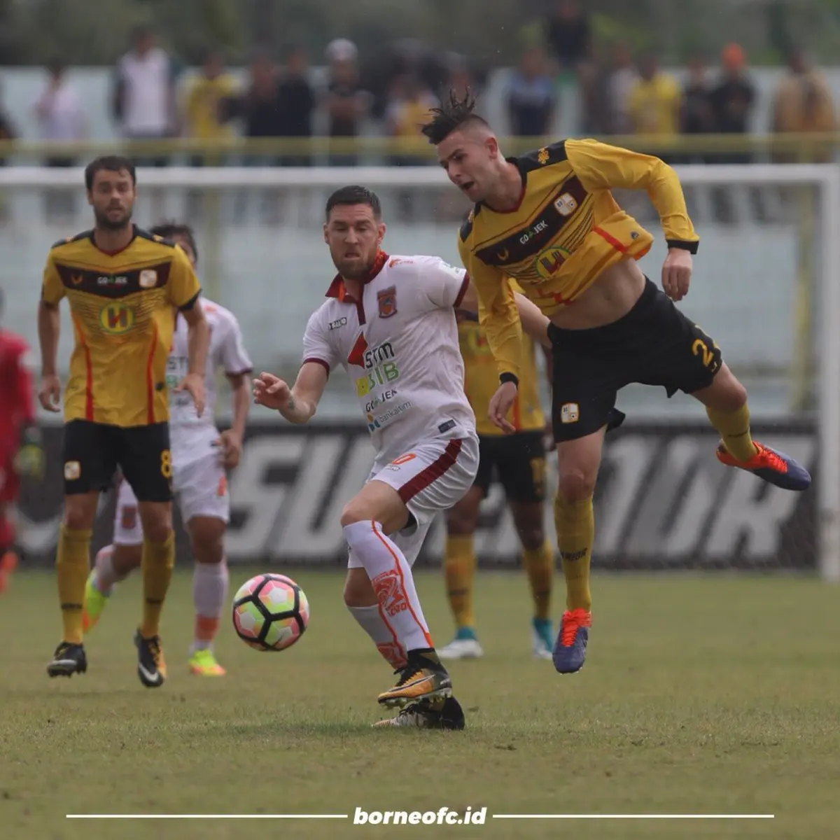 Barito Putera menang atas Borneo FC 2-1 pada Minggu (1/10/2017). (twitter.com/PusamaniaBorneo)