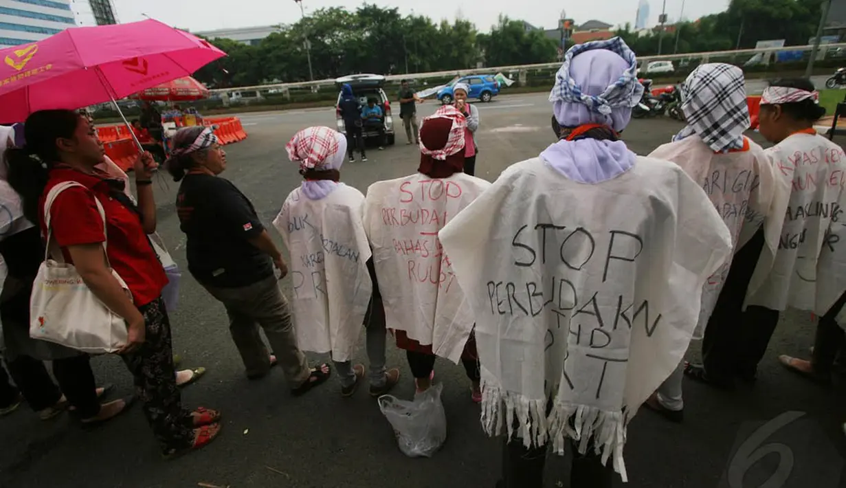 Dalam aksinya, massa menuntut DPR segera menetapkan RUU Perlindungan Pembantu Rumah Tangga (PPRT), Jakarta, Selasa (25/11/2014). (Liputan6.com/Faizal Fanani)