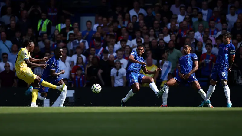 Foto: Lesatan Indah Eberechi Eze Gagalkan Kemenangan Kandang Chelsea di Liga Inggris