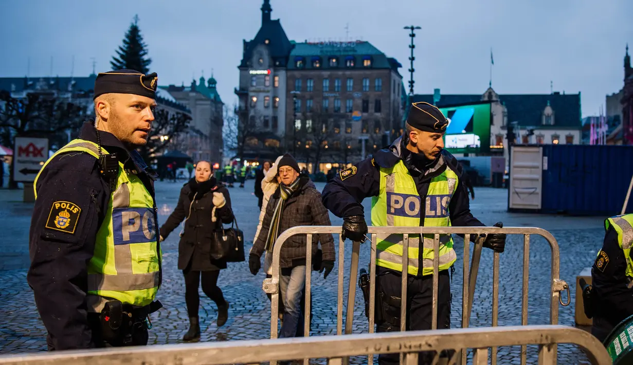 Petugas kepolisian melakukan penjagaan ketat jelang laga Liga Champions antara Malmo FF melawan PSG di Swedia, Rabu (25/11/2015) WIB dini hari. (AFP Photo/Jonathan Nackstrand)