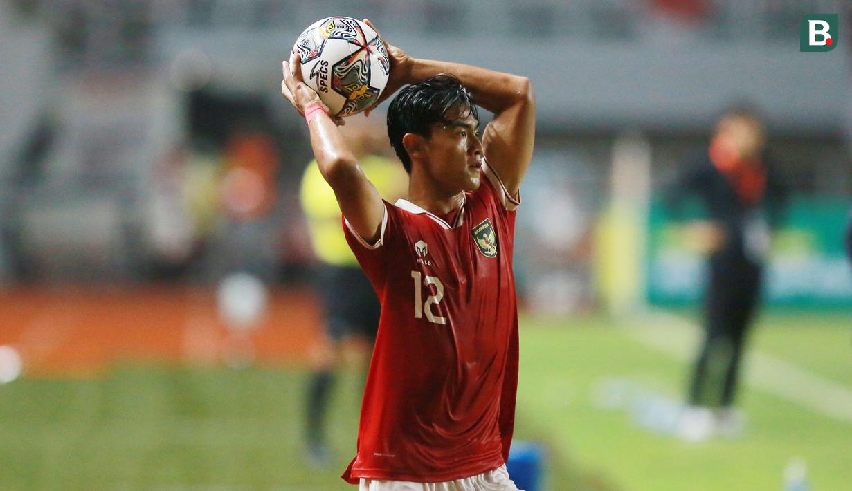 Pratama Arhan. Bek kiri yang bermain bersama Tokyo Verdy di kasta kedua Liga Jepang ini menjadi pemain termuda kelima dalam skuad Timnas Indonesia di Piala AFF 2022. Saat ini ia baru saja genap berusia 21 tahun pada 21 Desember 2022. Bersama timnas senior ia telah mengoleksi 22 caps dengan torehan 3 gol dan 6 assist sejak melakukan debut pada 29 Mei 2021. Piala AFF 2022 menjadi Piala AFF kedua bagi Pratama Arhan setelah sebelumnya bermain pada Piala AFF 2020. (Bola.com/M Iqbal Ichsan)