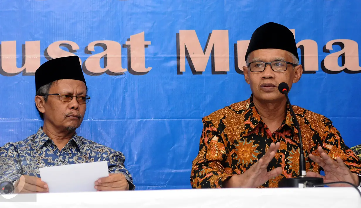 Ketua Umum PP Muhammadiyah, Haedar Nashir (kanan) memberi jawaban usai pembacaan pernyataan sikap terhadap Pilkada Serentak 15 Februari di Jakarta, Senin (13/2). Ada tujuh butir pernyataan sikap PP Muhammadiyah. (Liputan6.com/Helmi Fithriansyah)