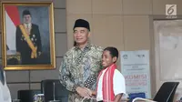 Yohanes “Joni” Ande Kala bertemu Mendikbud, Muhadjir Effendy di Jakarta, Senin (20/8). Joni mendapat beasiswa pendidikan hingga lulus SMA dari Kemendikbud atas aksi patriotnya memanjat tiang bendera pada upacara HUT ke-73 RI (Liputan6.com/Herman Zakharia)