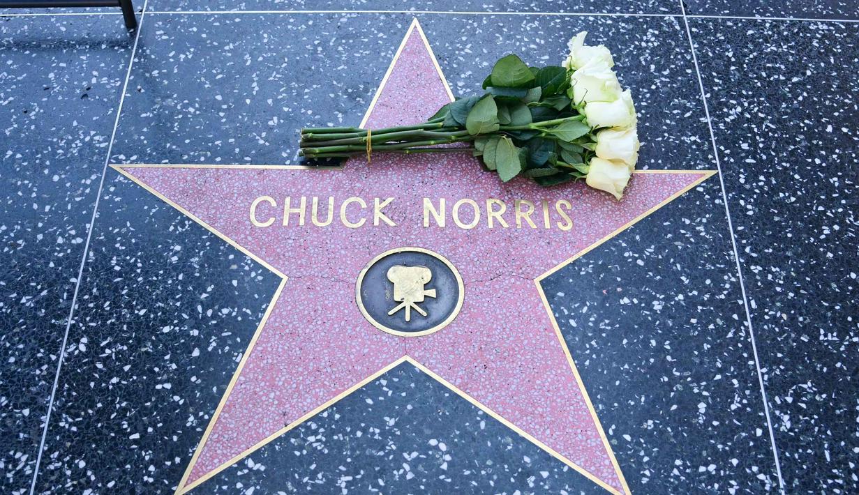 Ia mengembuskan napas terakhir di kediamannya di Kauai, Hawaii. Tampak dalam foto, bunga-bunga diletakkan di bintang Hollywood Walk of Fame Chuck Norris, menyusul berita kematiannya pada Jumat 20 Maret 2026, di Hollywood, California. (Frederic J. Brown/AFP)