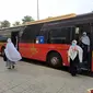 Sejumlah jemaah calon haji turun dari bus shalawat yang mengantar mereka dari hotel menuju Masjidil Haram, Makkah, Minggu (26/6/2022). Saat puncak ibadah haji, bus shalawat akan berhenti beroperasi selama 10 hari. (Liputan6.com/Mevi Linawati)