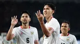 Selebrasi pemain Timnas Indonesia, Mitchell Baker (tengah), bersama Sandy Walsh (kiri) dan Egy Maulana Vikri setelah mencetak hattrick ke gawang Kamboja pada laga Grup A Piala AFF 2026 di Stadion Pakansari, Bogor, Senin (27/7/2026) malam. Striker berusia 19 tahun tersebut menjalani debut impresif bersama Skuad Garuda dengan memborong tiga gol untuk membawa Indonesia meraih kemenangan telak 5-1 atas Kamboja. (Kapanlagi.com/Budy Santoso)