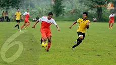 Pergerakan pemain asing Persija (Rohit Chand) terus mendapat kawalan ketat pemain Urakan FC (Liputan6.com/Helmi Fithriansyah).