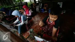 Sejumlah anak belajar melukis di Taman Pintar Yogyakarta, Selasa (12/7). Meski liburan lebaran telah berahir, liburan sekolah masih menyisakan satu pekan. (Liputan6.com/Boy Harjanto)