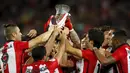 Pemain Athletic Bilbao mengangkat trofi usai menang agregat atas Barcelona pada leg kedua Piala Super Spanyol di stadion Camp Nou, Barcelona, Spanyol, (18/8/2015).  Athletic Bilbao menang dengan agregat akhir 1-5. (REUTERS/Albert Gea)