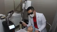 Perawatan kecantikan di Klinik Surabaya. (Dian Kurniawan/Liputan6.com)