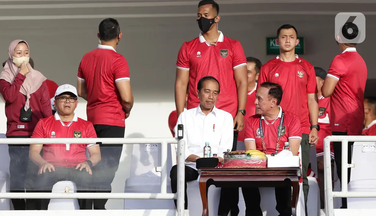 Presiden Joko Widodo (kedua kiri-duduk) menyaksikan laga timnas Indonesia melawan Vietnam pada semifinal leg pertama Piala AFF 2022 di Stadion Utama Gelora Bung Karno, Jakarta, Jumat (6/1/2023). Laga berlangsung ketat, kedua tim saling adu serang. Laga berakhir imbang 0-0. (Liputan6.com/Helmi Fithriansyah)