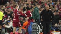 Florian Wirtz (kiri) keluar lapangan&nbsp;dan digantikan Rio Ngumoha di laga Liverpool vs Atletico Madrid di Anfield di Liga Champions 2025/2026, Kamis (18/09/2025). (AP Photo/Jon Super)