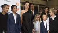 Kedekatan Jolie dengan anak-anak memang lebih erat dibandingakan Pitt yang sejauh ini jarang bertemu. Berikut pernyataan Maddox, anak sulung Pitt dan Jolie mengenai ibunya. (AFP/Valerie Macon)