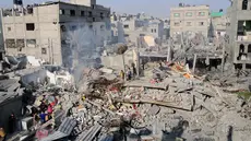 Israel kembali melancarkan serangan udara pada Sabtu (02/04/14). Tak hanya nyawa, bangunan pun hancur berkeping (REUTERS/Ibraheem Abu Mustafa)