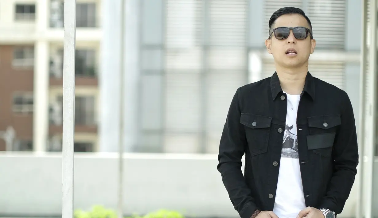 Komika dan pemeran, Ernest Prakasa mulai mencoba menjadi produser. Sebelumnya, peringkat ketiga dalam acara Stand Up Comedy Indonesia (SUCI) pada 2011 itu menjadi sutradara. (Adrian Putra/Bintang.com)