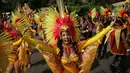 Sejumlah wanita mengenakan kostum menari saat mengikuti Karnaval Notting Hill di London (28/8). Karnaval ini merupakan festival terbesar di Eropa yang tiap tahunnya dihadiri jutaan orang dan berlangsung setiap bulan Agustus. (AP Photo / Tim Irlandia)