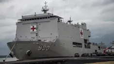 Kapal Republik Indonesia (KRI) dr Soeharso 990 bersandar di Dermaga Madura, Komando Armada II Surabaya, Jawa Timur, Kamis (20/2/2020). KRI dr Soeharso 990 merupakan rumah sakit kapal milik TNI AU. (JUNI KRISWANTO/AFP)
