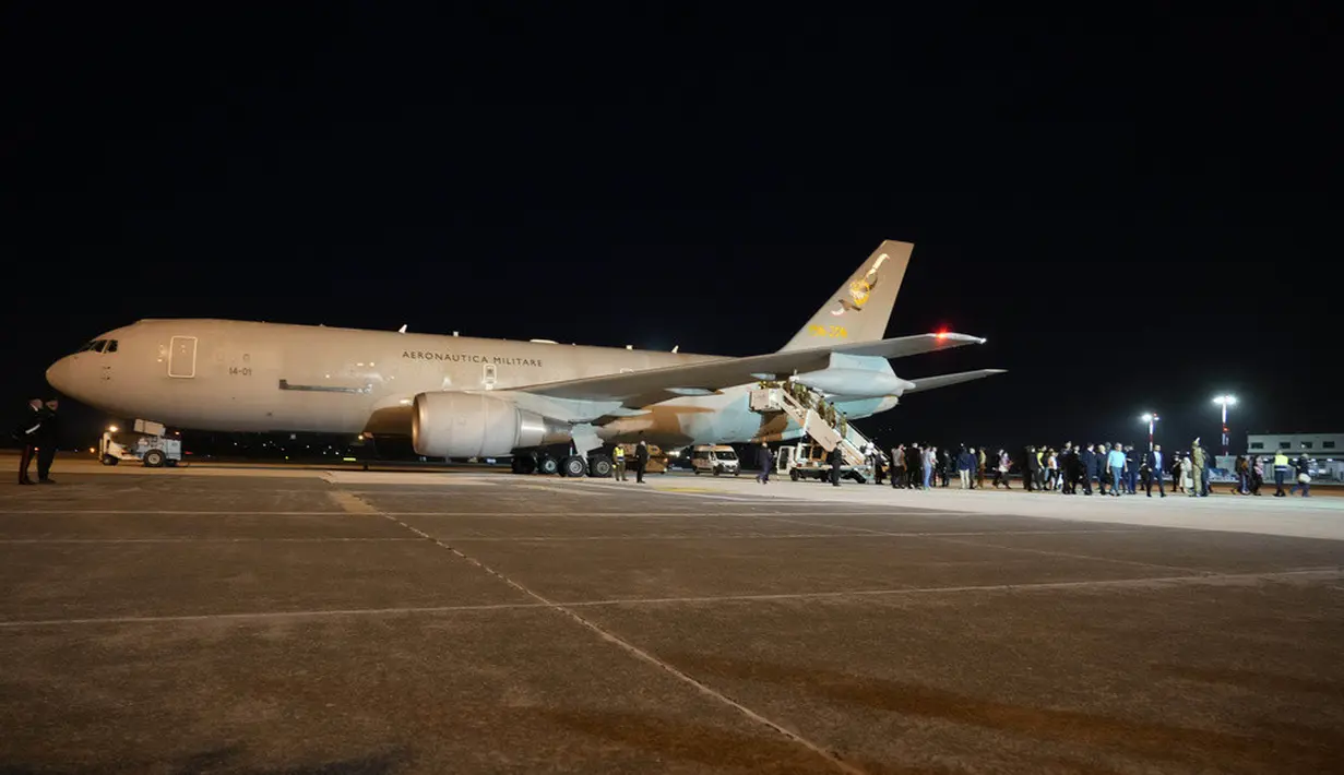 <p>Italia mengatakan warga negaranya akan dibawa keluar dari Sudan bersama beberapa orang dari Kota Vatikan, Swiss, dan negara Eropa lainnya. (AP Photo/Gregorio Borgia)</p>
