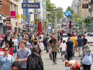 Orang-orang terlihat di sebuah area wisata belanja (shopping street) di Wina, Austria  (9/5/2020). Austria secara bertahap melonggarkan kebijakan pembatasannya setelah hampir dua bulan memberlakukan karantina wilayah (lockdown) untuk mengatasi coronavirus. (Xinhua/Georges Schneider)