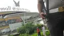 Anggota kepolisian berjaga-jaga di kawasan mall Alam Sutra Tangerang, Kamis, (14/01/16). Terdengar kabar bila mall Alam Sutra akan dijadikan target teroris. (Liputan6.com/Faisal R Syam)