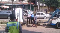 Mobil Lexus Terguling dan Nyangkut di Selokan di Jakarta Barat