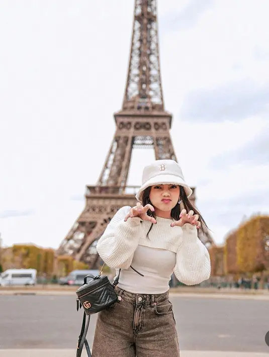 Sementara itu, Fuji tampil bergaya Y2K dengan atasan rajut bahu lengan panjang dipadukan inner putih ketat. Serasi dengan bucket hat bulu di atas rambut panjang terurai. [@fuji_an]