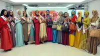 Para finalis Puteri Muslimah Indonesia mengunjungi kantor redaksi Liputan6.com, SCTV Tower, Senayan, Jakarta, Kamis (7/5/2015). Kunjungan tersebut dalam rangkaian menuju Malam Puncak Puteri Muslimah Indonesia. (Liputan6.com/Panji Diksana)