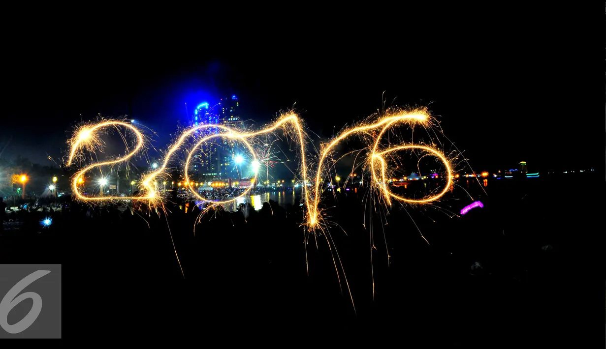 Kembang api meledak menghiasi kawasan wisata Ancol, Jakarta, Jumat (1/1/2016). Ribuan orang memadati kawasan tersebut untuk merayakan malam pergantian tahun 2015-2016. (Liputan6.com/Gempur M Surya)