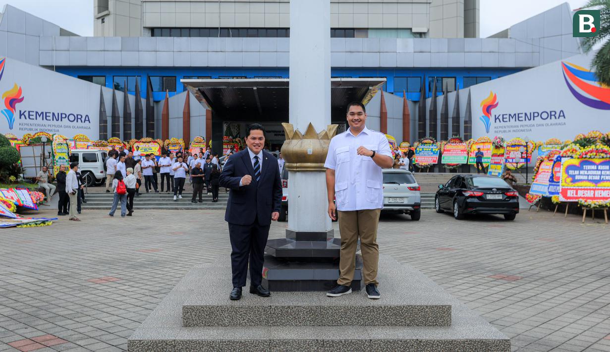 <p>Menteri Pemuda dan Olahraga Republik Indonesia (Menpora RI) periode 2025-2029, Erick Thohir (kiri) bersalaman dengan Menteri Pemuda dan Olahraga Republik Indonesia (Menpora RI) periode 2023-2025, Dito Ariotedjo (kanan) setelah acara serah terima jabatan yang berlangsung di Auditorium Wisma Kemenpora, Senayan, Kamis (18/09/2025). (Bola.com/Bagaskara Lazuardi)</p>