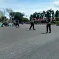 Polisi berjaga di sekitar Polda Riau usai aksi serangan.