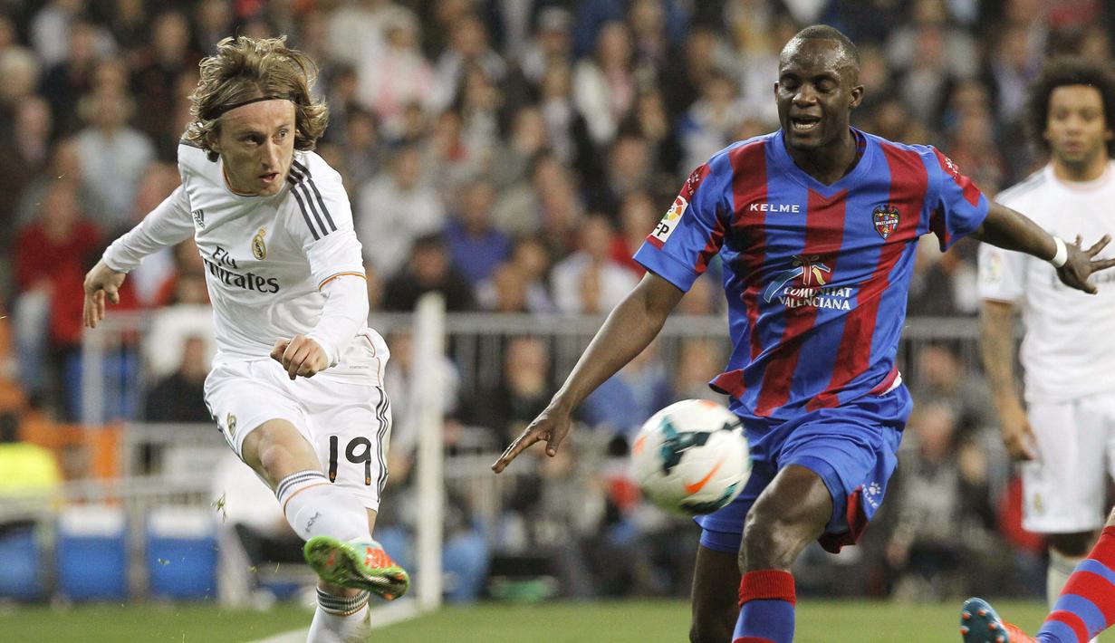 Tahun 2014 Mohamed Lamine Sissoko (kanan) pindah ke Levante setelah dipinjamkan PSG ke Fiorentina pada tahun 2013. Sissoko hanya bertahan satu tahun di Levante dan akhirnya dipinang klub China Shanghai Shenhua.  (EPA/Kiko Huesca)