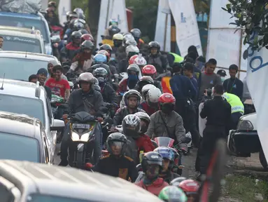 Kendaraan terjebak kemacetan di jalur lingkar Nagreg, Jawa Barat, Sabtu (2/7). Meningkatnya volume kendaraan dari Jakarta dan sekitar menjadi penyebab kemacetan di jalur yang rutin dilintasi pemudik tersebut setiap tahun. (Liputan6.com/Immanuel Antonius)