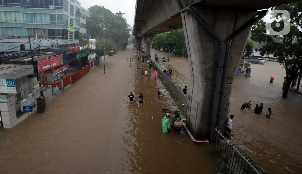 Banjir merendam Jalan Kapten Tendean, Jakarta, Sabtu (20/2/2021). Banjir yang disebabkan curah hujan tinggi memutus akses lalu lintas di Jalan Kapten Tendean. (merdeka.com/Imam Buhori)