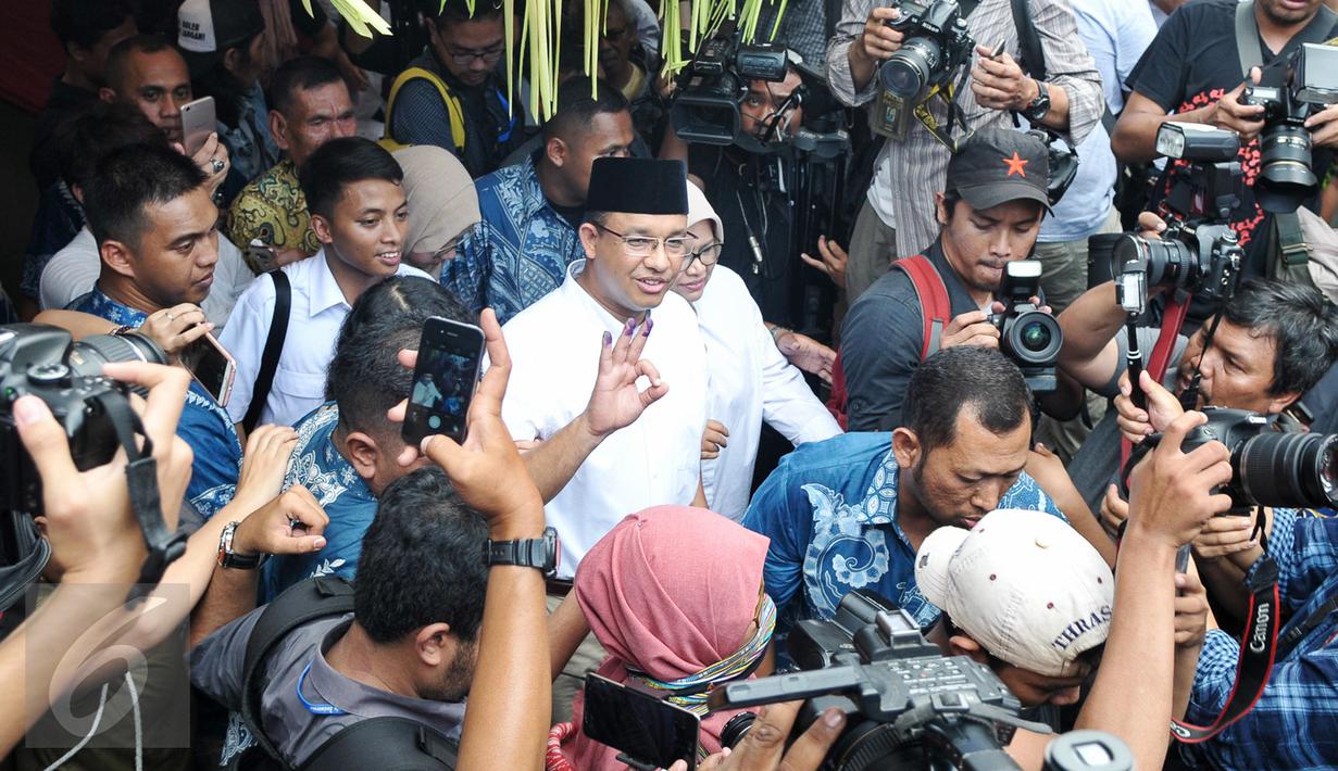 Cagub DKI Jakarta, Anies Baswedan bersama istri dan anaknya berjalan meninggalkan lokasi pemilihan usai menggunakan hak pilihnya di TPS 28 Cilandak, Jakarta Selatan, Rabu (19/4). (Liputan6.com/Yoppy Renato)