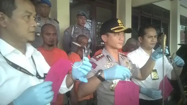 Kapolres Garut AKBP Budi Satria Wiguna, didampingi Kasat Reskrim menunjukan barang bukti kejahatan curas ranmor di Polres Garut