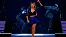 Pemberitaan soal Taylor Swift tak kunjung usai. Seperti yang diberitakan majalah OK, dikabarkan bahwa Taylor Swift Hamil. Terlihat dengan perut besarnya saat difoto untuk cover majalah OK. (AFP/Bintang.com)